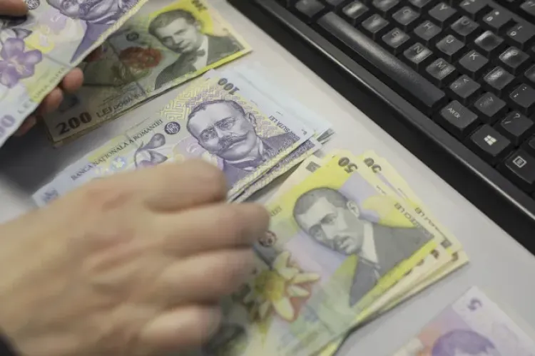 Românii nu mai reușesc să-și plătească creditele. Zeci de mii au făcut până acum cerere de amânare a ratelor