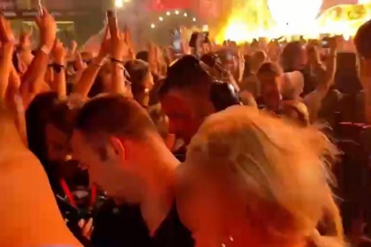 O tânăra a leșinat la concertul lui J Balvin, de la UNTOLD 2022, din cauza aglomerației - VIDEO