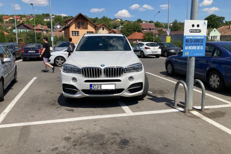 ”Mârlan” cu BMW! Parcare nesimțită pe locurile persoanelor cu handicap - FOTO