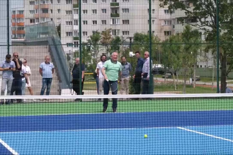 Boc a inaugurat baza ”La terenuri!” și a jucat tenis cu subalternul Marcel Bonțideanu - VIDEO