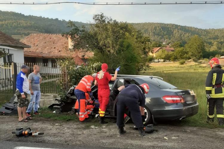 FOTO. Accident teribil în Cluj, între o mașină și un TIR. Un elicopter SMURD a intervenit