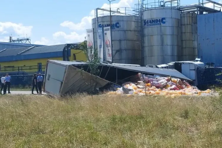 Accident în Bihor. Un TIR s-a rupt și s-a împrăștiat pe drum - FOTO