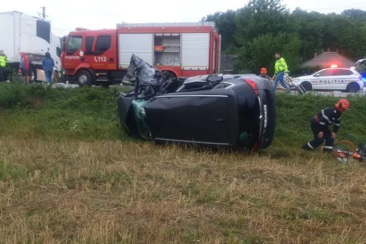 Un copil a murit după un accident cumplit. Băiatul a fost prins sub o mașină spulberată de TIR