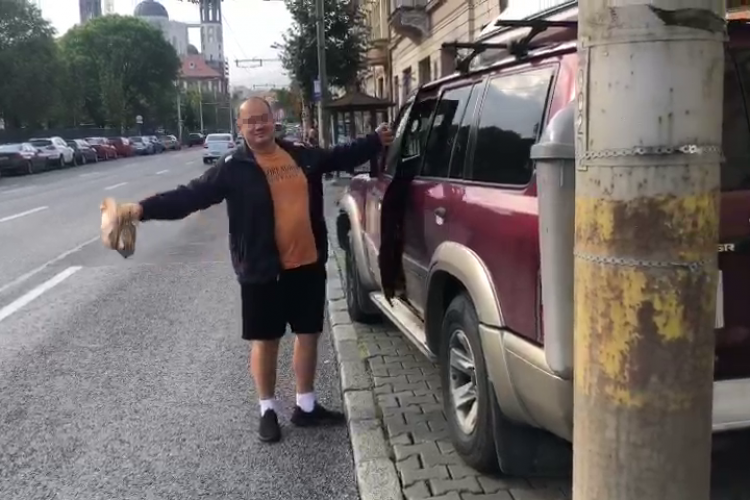 Cluj: A parcat puțin pe trotuar, ca să își cumpere un covrig: Bine că alții taie pădurile... - VIDEO