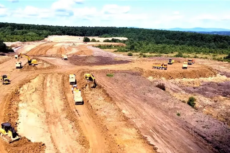 Mai mulți hoți au furat motorina din utilajele folosite la construcția Autostrăzii Transilvania