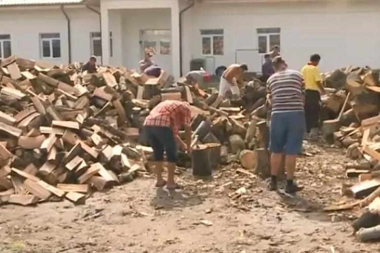 Un primar a chemat asistații sociali din comună la tăiat de lemne. I-a anunțat printr-o postare pe Facebook