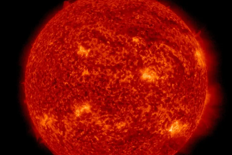 FOTO - Pământul, lovit de explozii solare „canibale”. Fenomenul a creat aurore boreale puternice. Rețelele electrice pot fi afectate