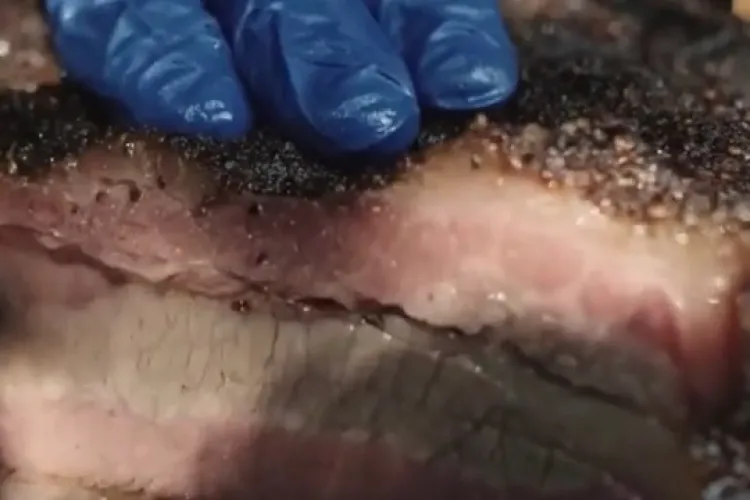 Un restaurant din Cluj-Napoca prepară friptura timp de 12 ore: „Totul se afumă cu diverse arome”