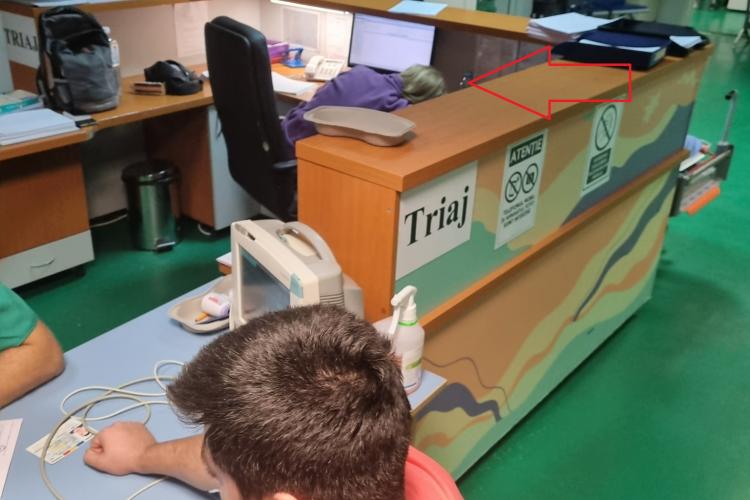 UPU Cluj consideră că pozele cum dorm angajatele cu capul pe birou sunt ”informații false și denigratoare” - FOTO
