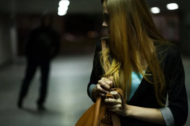 „Am sesizat că liftul nu pornește, am văzut că cineva ține ușa”. Agresiunea sexuală și hărțuirea, tot mai des întâlnite în România