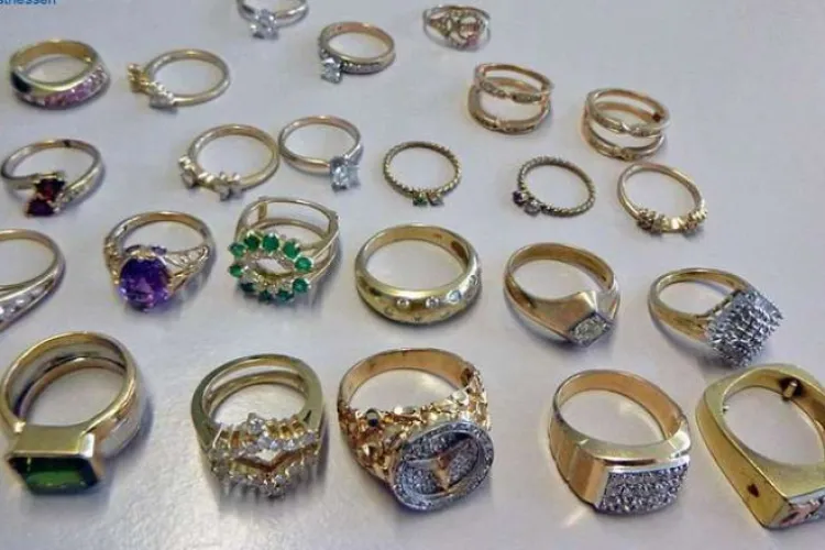 Un bărbat a găsit bijuterii de aur și 100.000 de euro într-un sac de gunoi. Poliția i-a spus că poate păstra comoara