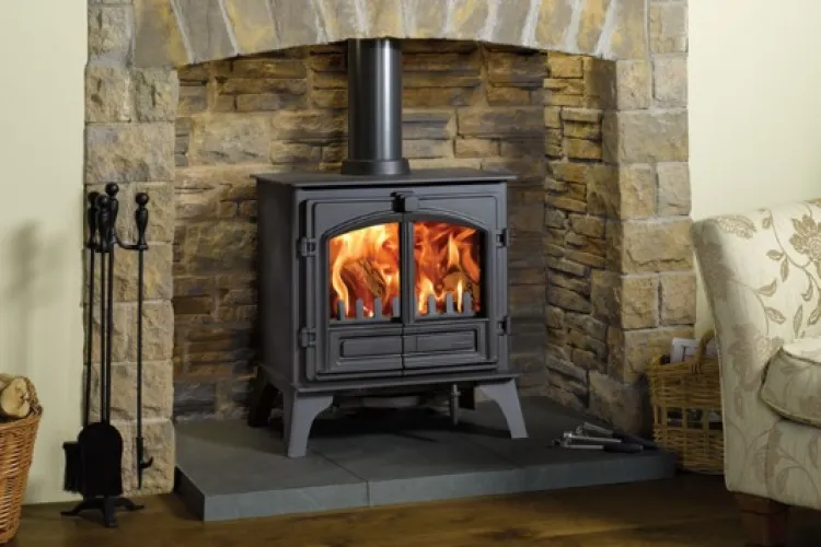 De frica scumpirii gazelor, românii îşi fac provizii de lemne pentru iarnă. Au crescut cererile pentru sobe