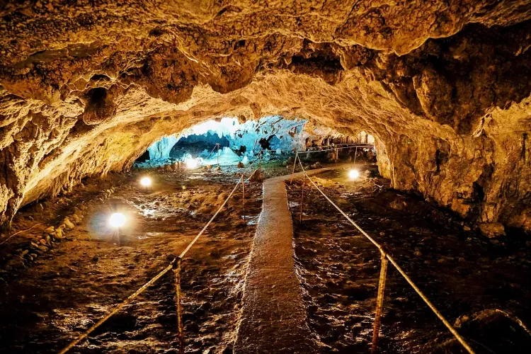 Unde este peştera din România unde, potrivit legendei, locuia zeul dacilor, Zamolxe. Misterul locului atrage turiștii