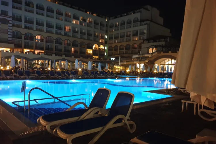 Turist român dezamăgit total de vacanța all inclusive în Bulgaria: „Cocleți cu boxe pe plajă. Manele după ce se îmbată”