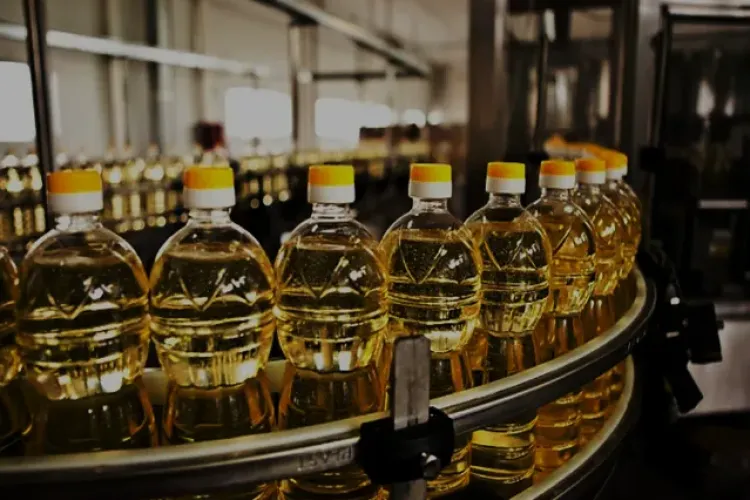 Criza pune presiune pe industria alimentară: Statul vrea să cumpere mii de tone de ulei de floarea soarelui, de urgență