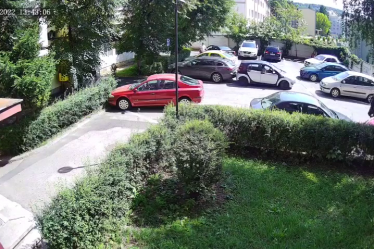 Mesaj suburban la Cluj, după ce o șoferiță i-a lovit mașina în parcare - VIDEO