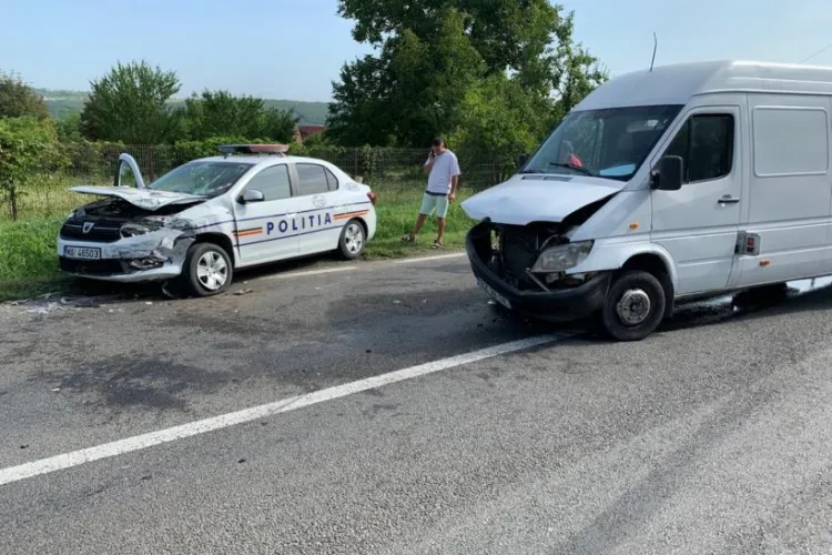 Un şofer speriat de radar a intrat în plin în maşina Poliţiei. Bărbatul a frânat brusc și a derapat