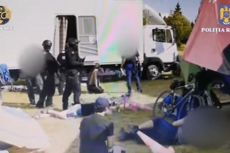 VIDEO. Descinderi la un festival de muzică electronică, într-o localitate din Harghita. „Arsenal” de droguri și halucinogene au găsit polițiștii