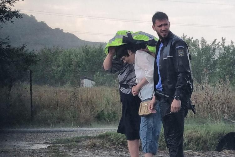 ”Doamne ajută!” - Un polițist a rămas în ploaie, după ce a făcut un gest emoționant la Nicula, în preajma celor sfinte - FOTO