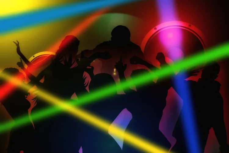 O turistă tânără a fost violată lângă un bar, în Grecia. În insule se fac petreceri peste tot