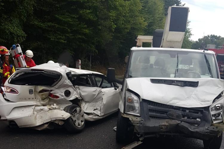 Clujean implicat într-un accident mortal pe traseul Zalău - Cluj-Napoca. O mașină a intrat în autoutilitara condusă de clujean