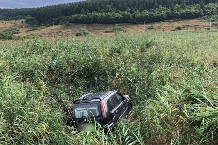 O femeie care transporta un câine la veterinar a derapat cu masina in zona Mărtinești - FOTO