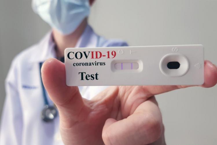 Câte teste rapide trebuie să facă, acasă, o persoană, ca să fie sigură că nu este bolnavă de COVID-19