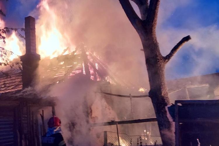  VIDEO. Un atelier de tâmplărie din Cluj a ars din temelii! Incendiul s-a extins și la o locuință