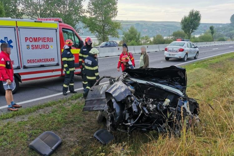 FOTO. Mașină făcută praf, după ce a părăsit partea carosabilă și s-a răsturnat, pe DN1E60. Șoferul, transportat la spital!