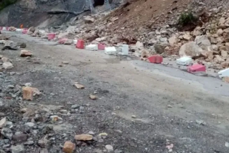 Stânci prăbușite pe un drum național circulat, în apropiere de Vatra Dornei. Traficul a fost închis