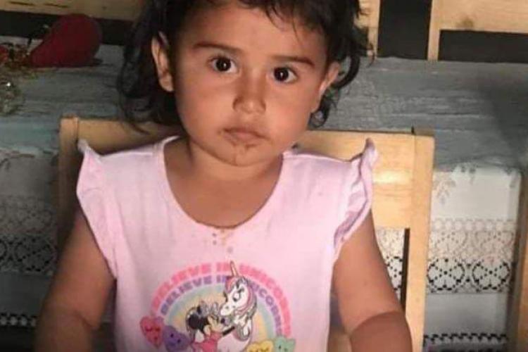 O fetiță de 3 ani s-a trezit la propria înmormântare. Medicii au spus că a murit din cauza unei infecții la stomac