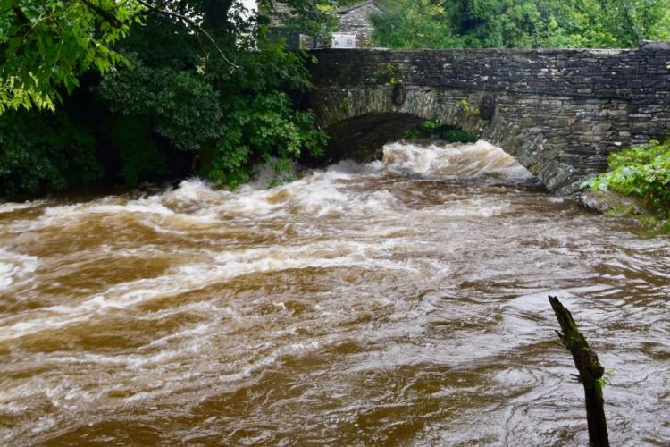Atenționare Cod Galben de inundații pe mai multe râuri din județul Cluj. Hidrologii: Se pot depăși cotele de apărare