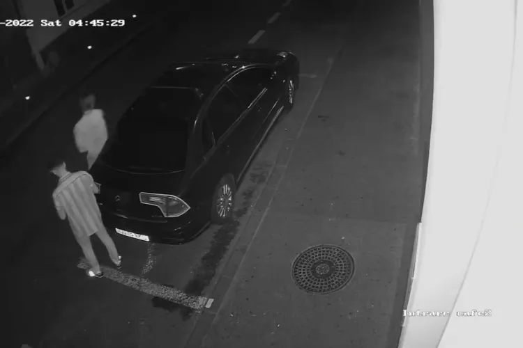 Un derbedeu sparge geamul unei mașini în centrul Clujului din amuzament - VIDEO