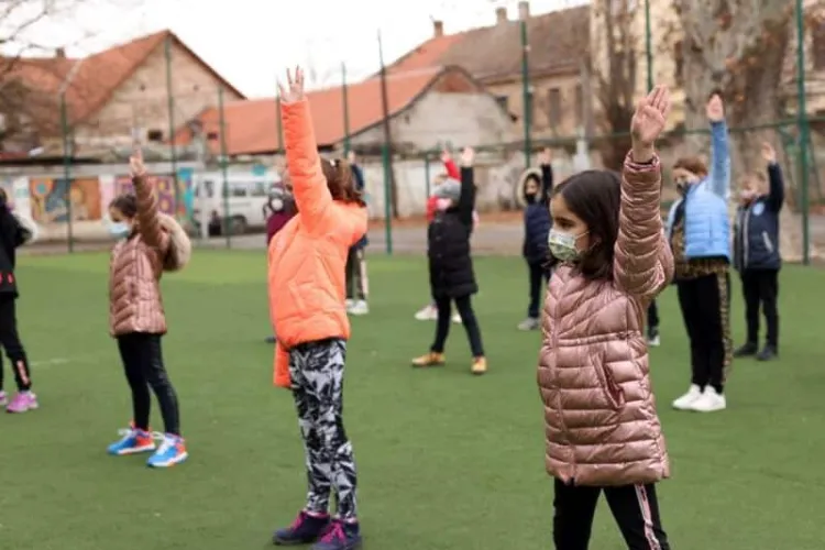 Elevii nu vor mai primi note la sport, muzică și desen, pentru că oricum toți iau zece