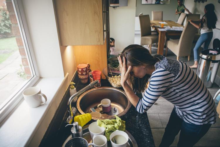 Cât valorează munca invizibilă a femeilor din România: peste 140 de ore pe lună de spălat, gătit, îngrijit copii