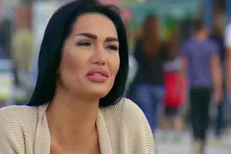 Margherita de la Clejani a ținut un discurs în fața secției de Poliţie: „Nu am fot înțepată, am fost înjunghiată, fraților!”