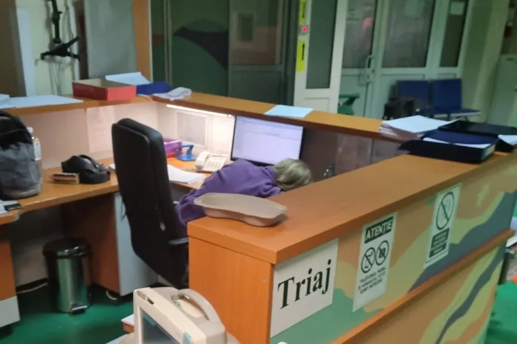 Pacientă la UPU Cluj, spital Universitar: Asistenta dormea pe masă! Revin după o oră, dormea împreună cu altă asistentă - FOTO