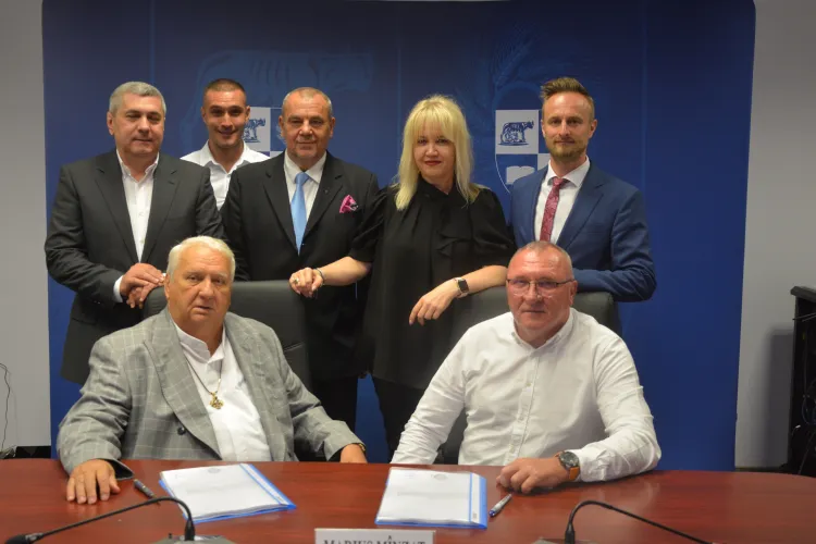 Poză ca într-o telenovelă siropoasă la semnarea contractului cu noua firmă care va colecta gunoaiele tuturor clujenilor - FOTO