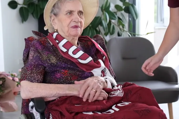 Suporter CFR Cluj la 100 de ani! Doamna Ana Mocan a primit un cadou din partea echipei campioane - VIDEO