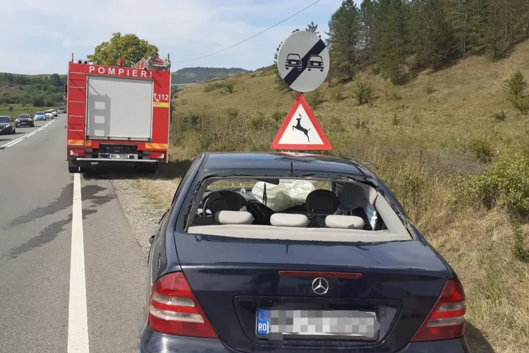 FOTO. Accident între Nădășelu și Sânpaul. Un șofer s-a răsturnat cu mașina după ce a pierdut controlul volanului