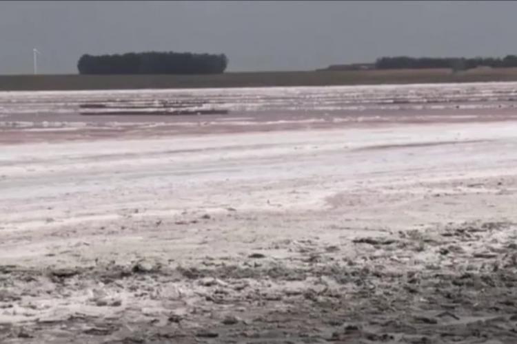 Cel mai sărat lac din România a secat! Movila Miresei s-a transformat într-un câmp de cristale