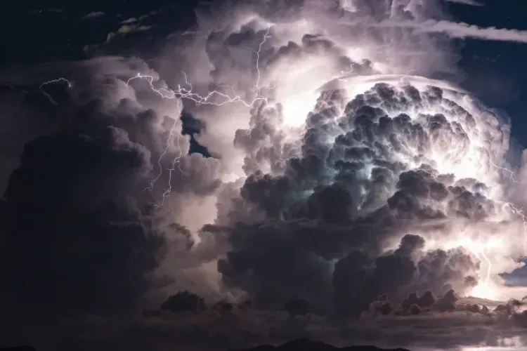 Cod Roșu și Cod Portocaliu de ploi abundente în județul Cluj. ANM, avertizare meteo de ultimă oră