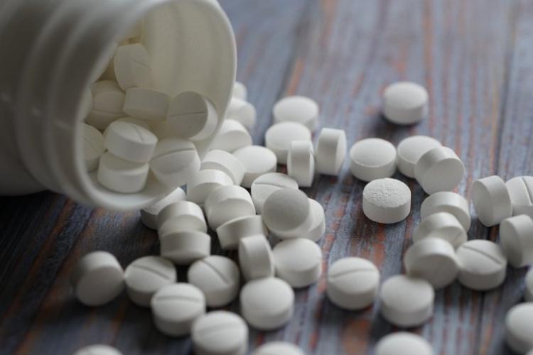 Țeapa zilei: Un tânăr a cumpărat aspirină pisată în valoare de 8.000 de lei crezând că este cocaină. Ce a pățit „dealer-ul”