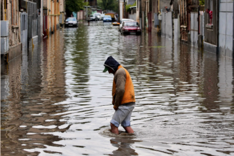 Sute de gospodării, inundate de vijeliile abătute asupra României. Codul Portocaliu de vreme rea, în vigoare până la ora 22:00
