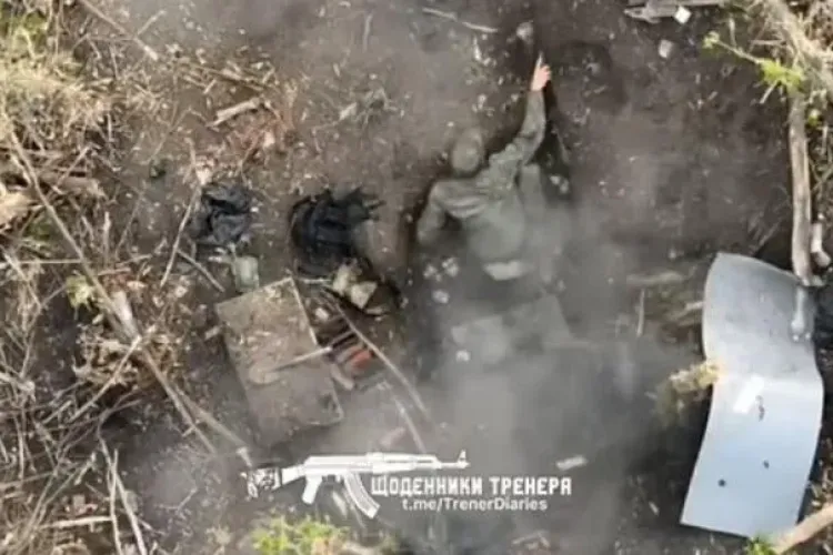 Moartea l-a cruțat! O dronă ucraineană lansează o bombă peste un soldat rus care dormea - VIDEO