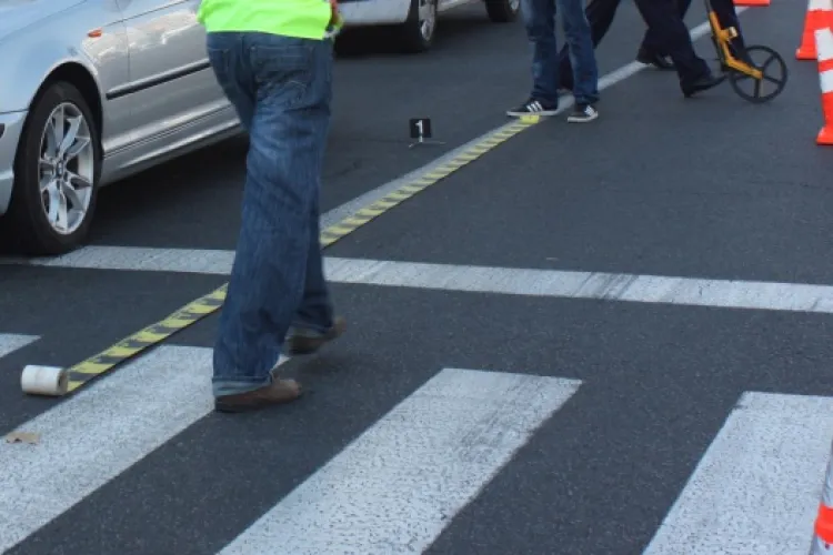  Un polițist a spulberat o bătrânică, pe o trecere de pietoni. Femeia a murit la spital