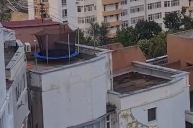 VIDEO. Trambulină pentru copii, montată pe acoperișul unui bloc cu 17 etaje: „Când au instalat această mini moarte?”