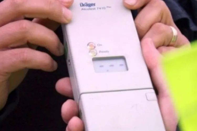 Un șofer mort de beat, prins de polițiști la volanul unui autocar. În automobil se aflau 50 de pasageri