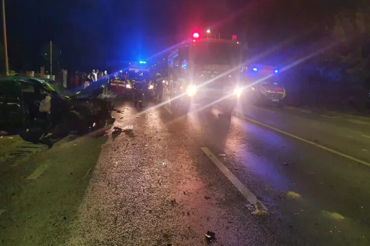 Detalii despre accidentul din Florești de sâmbătă seara. S-a făcut praf, lovind gardurile - FOTO
