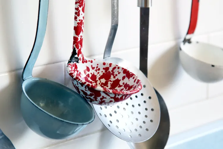 Tânăr bătut cu polonicul, de o bunică pe care a vrut să o tâlhărească